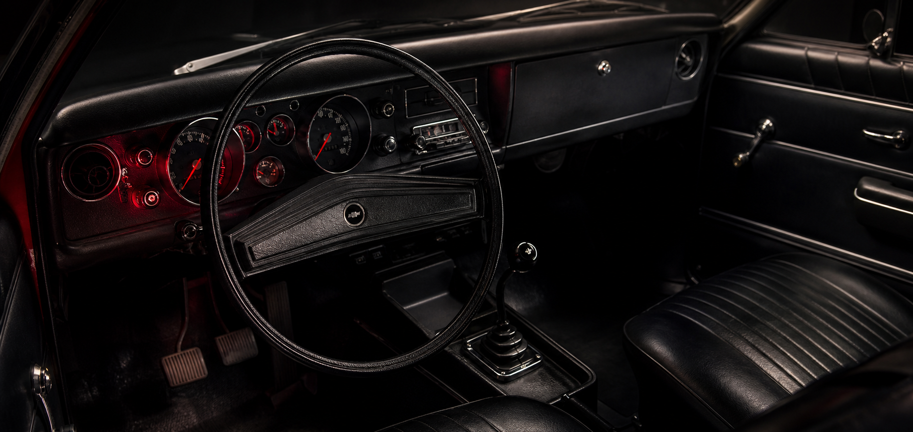 Interior e painel de um Chevrolet Opala antigo